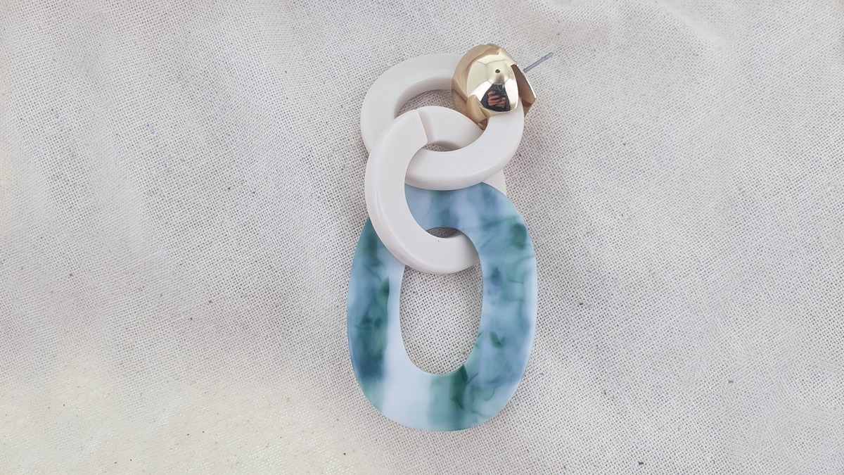 Orecchini pendenti originali con grandi maglie in acetato : Tappa 2