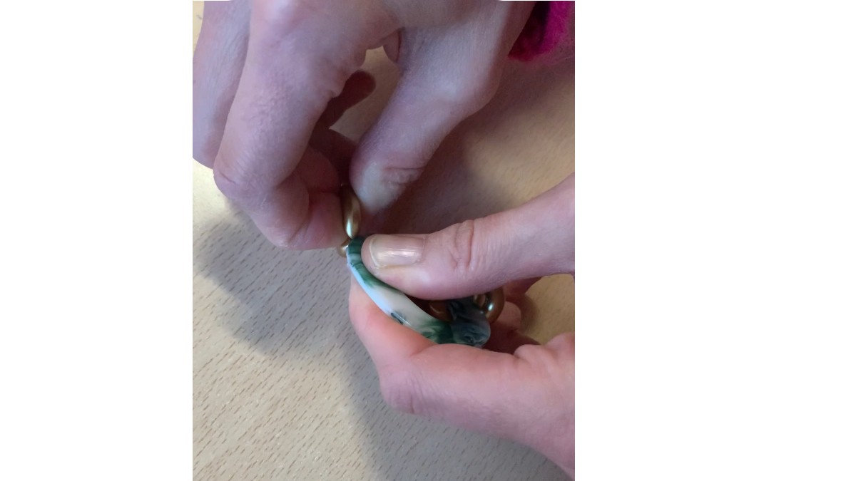 Orecchini pendenti originali con grandi maglie in acetato : Tappa 4