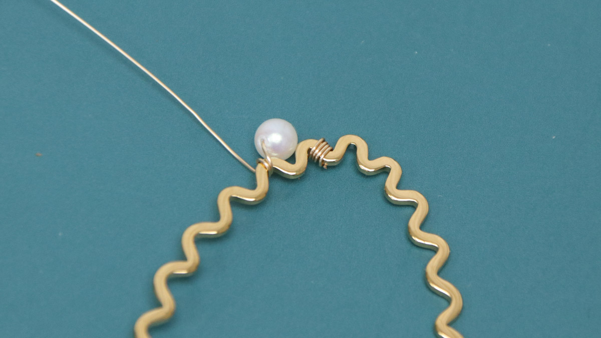 Tuto Orecchini a goccia ondulati in acciaio inossidabile e perle : Tappa 3
