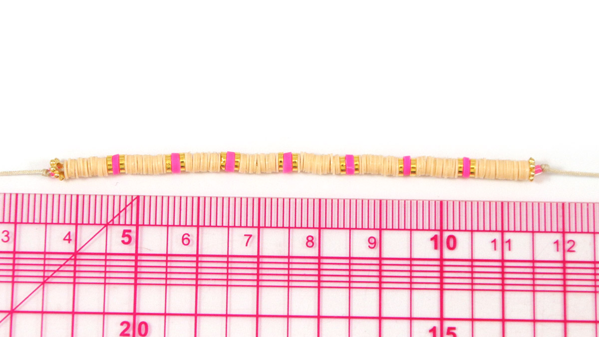 Bracciali sottili Tuto con perline e ciondoli heishi : Tappa 4