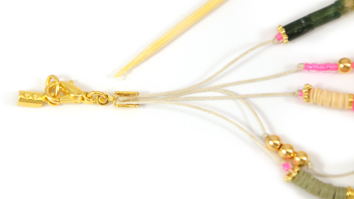 Bracciali sottili Tuto con perline e ciondoli heishi : Tappa 6