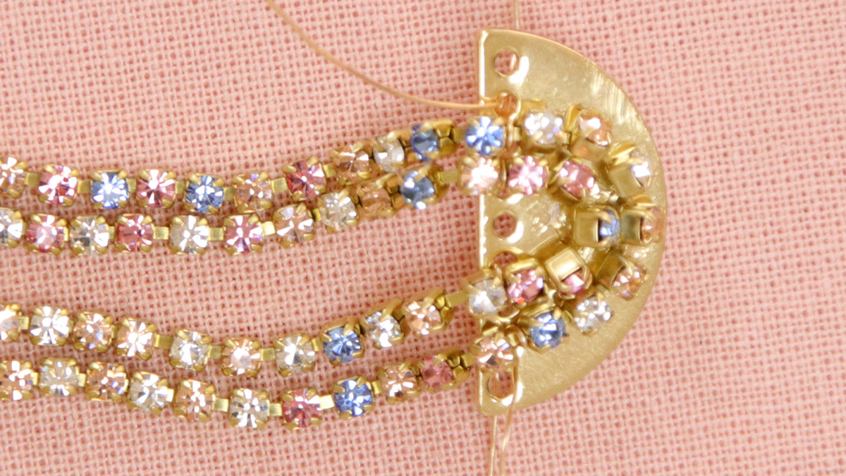 Orecchini pendenti con strass a forma di arco : Tappa 3