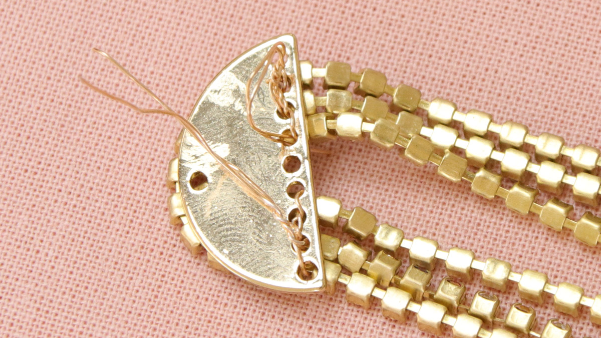 Orecchini pendenti con strass a forma di arco : Tappa 4