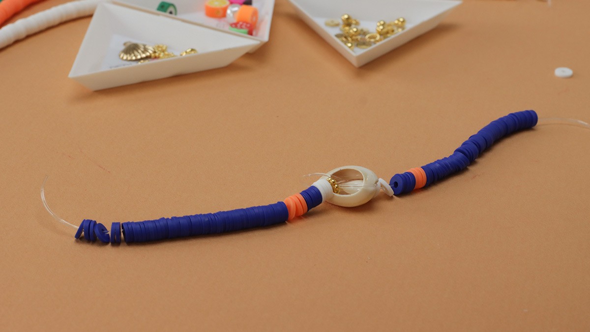 Braccialetti elastici tondi modello heishi Insalata di frutta : Tappa 2