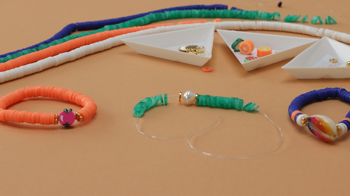 Braccialetti elastici tondi modello heishi Insalata di frutta : Tappa 3