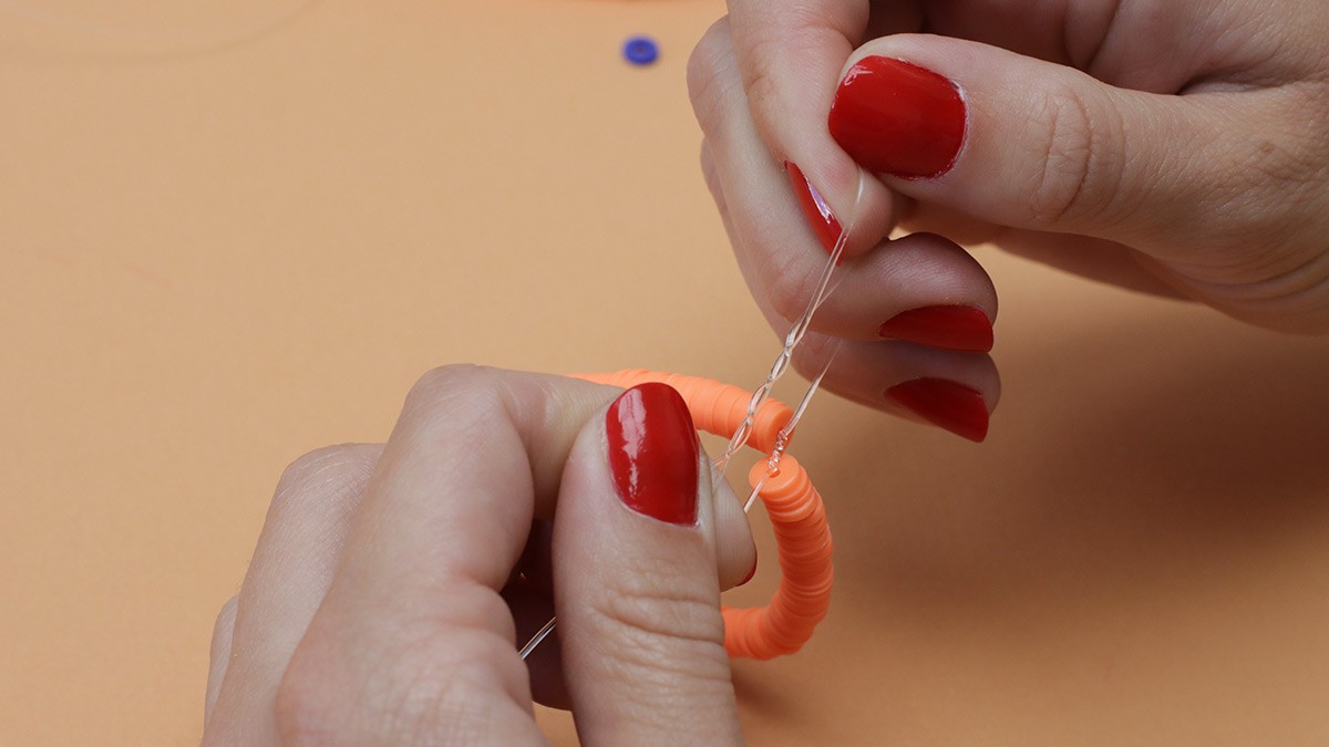 Braccialetti elastici tondi modello heishi Insalata di frutta : Tappa 5