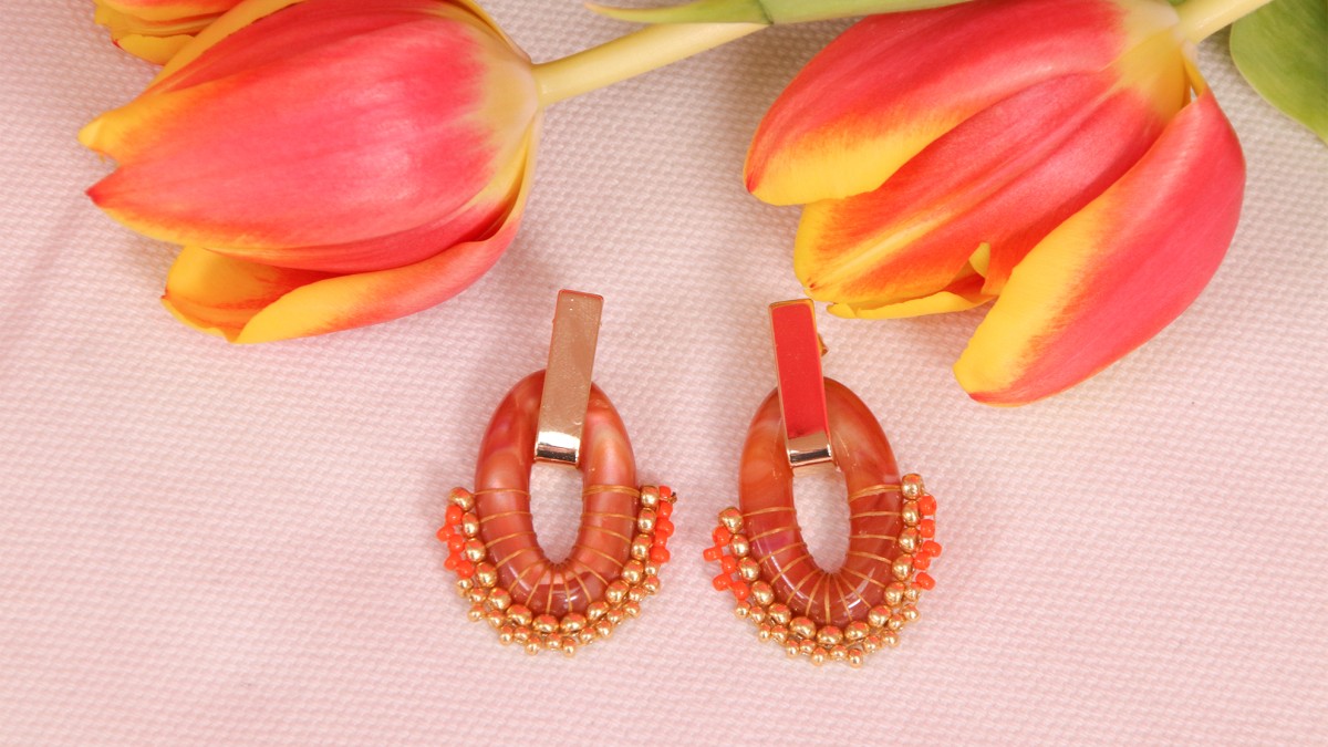 Boucles d'oreilles vintage en résine marbré et tissage de perles Boucles d'oreilles vintage en résine marbré et tissage de perles