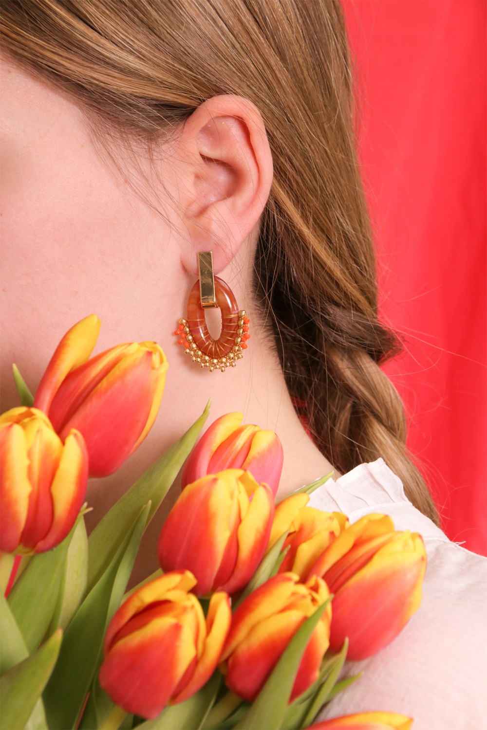 Orecchini vintage in resina marmorizzata e intreccio di perle