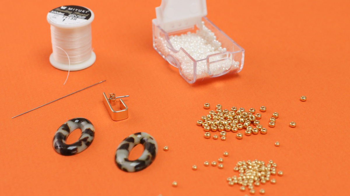 Orecchini vintage in resina marmorizzata e intreccio di perle : Tappa 1