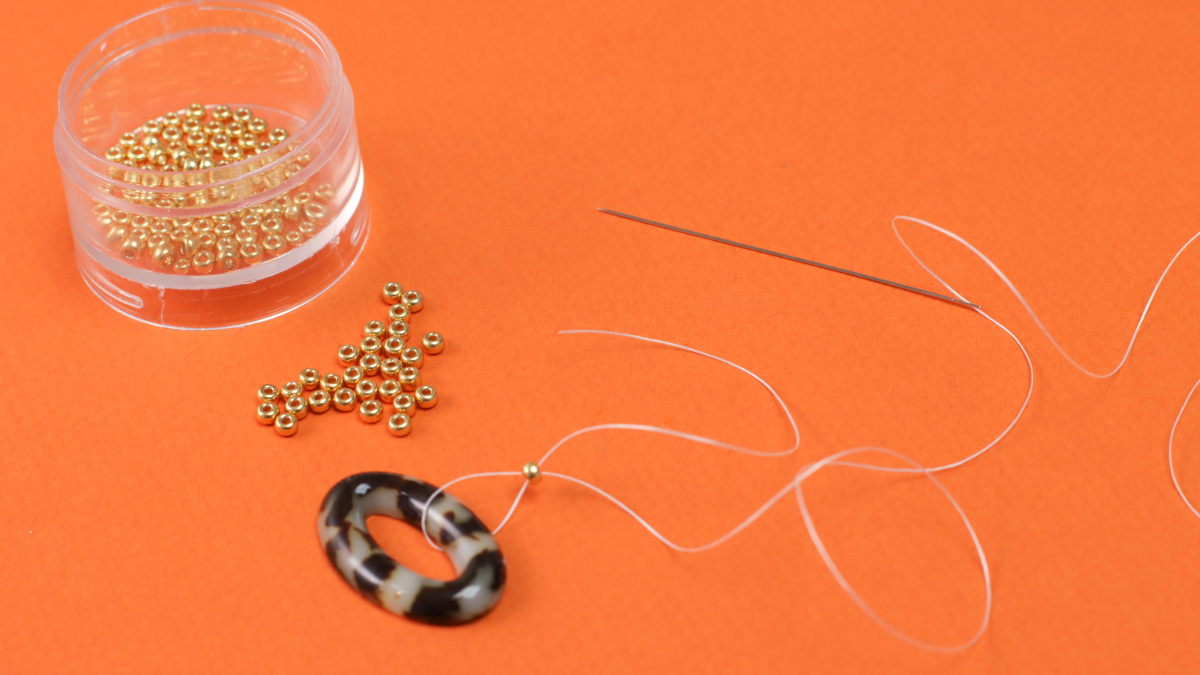 Orecchini vintage in resina marmorizzata e intreccio di perle : Tappa 2