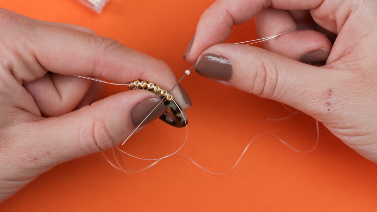 Orecchini vintage in resina marmorizzata e intreccio di perle : Tappa 5