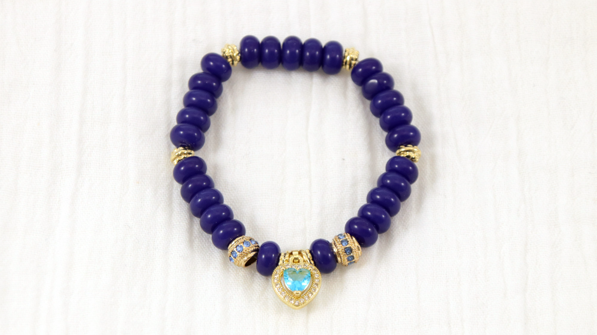 Tuto Duo di braccialetti elastici blu con ciondoli a cuore in strass : Tappa 4 Tuto Duo di braccialetti elastici blu con ciondoli a cuore in strass : Tappa 4