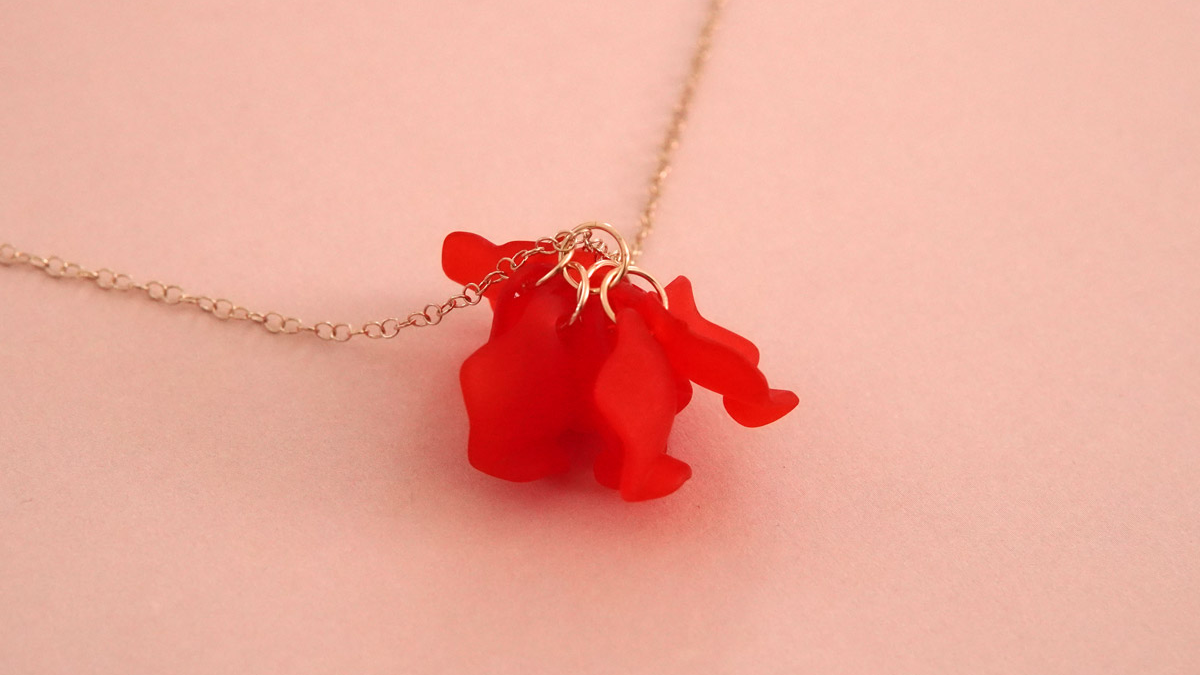 Collana lunga con petali di fiori rossi : Tappa 3