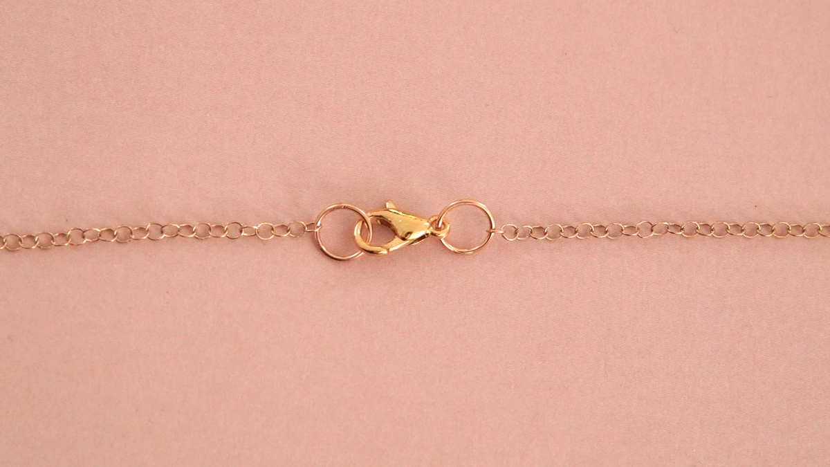 Collana lunga con petali di fiori rossi : Tappa 4