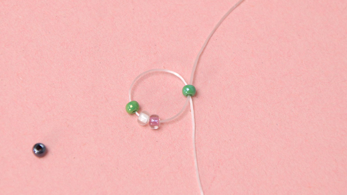 Anello elastico in cristallo con perline : Tappa 2