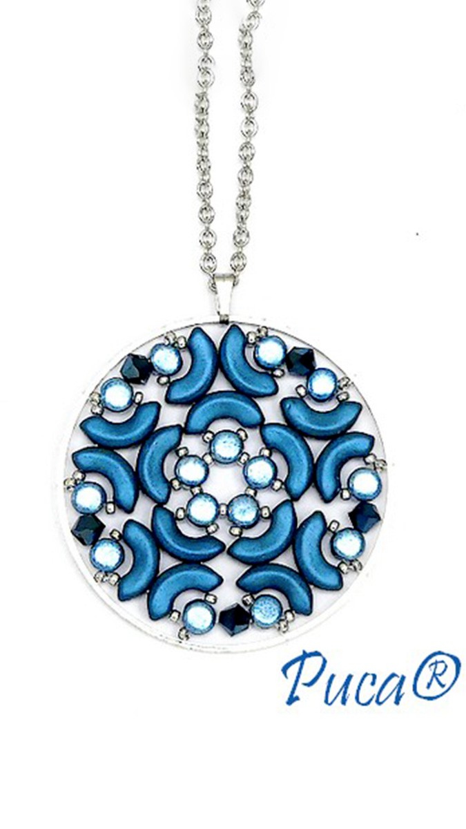 Schema Ciondolo Trianon con Arcos Shimmering e Kalos Ice Slushy di Puca®. Schema Ciondolo Trianon con Arcos Shimmering e Kalos Ice Slushy di Puca®.