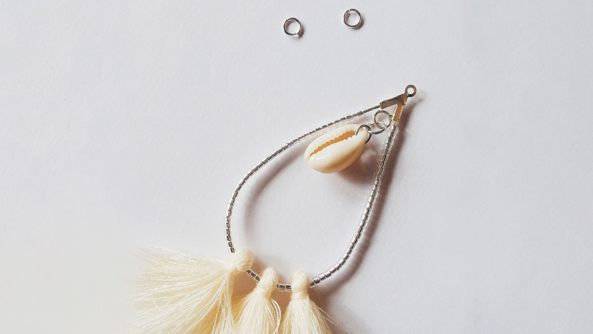 Orecchini a goccia fantasia con Miyuki delicas, pompons e conchiglie Cauri : Tappa 2