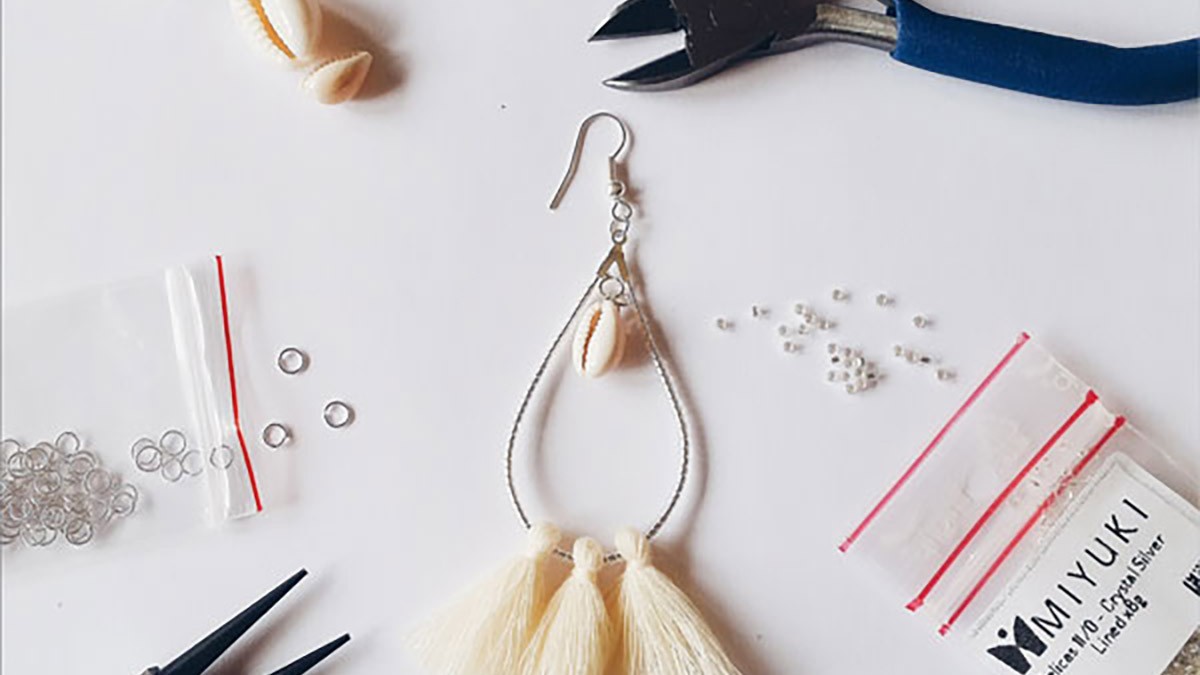 Orecchini a goccia fantasia con Miyuki delicas, pompons e conchiglie Cauri : Tappa 3