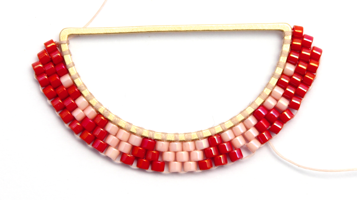 Collana Miyuki a mezzaluna tecnica a punto mattone : Tappa 4 Collana Miyuki a mezzaluna tecnica a punto mattone : Tappa 4