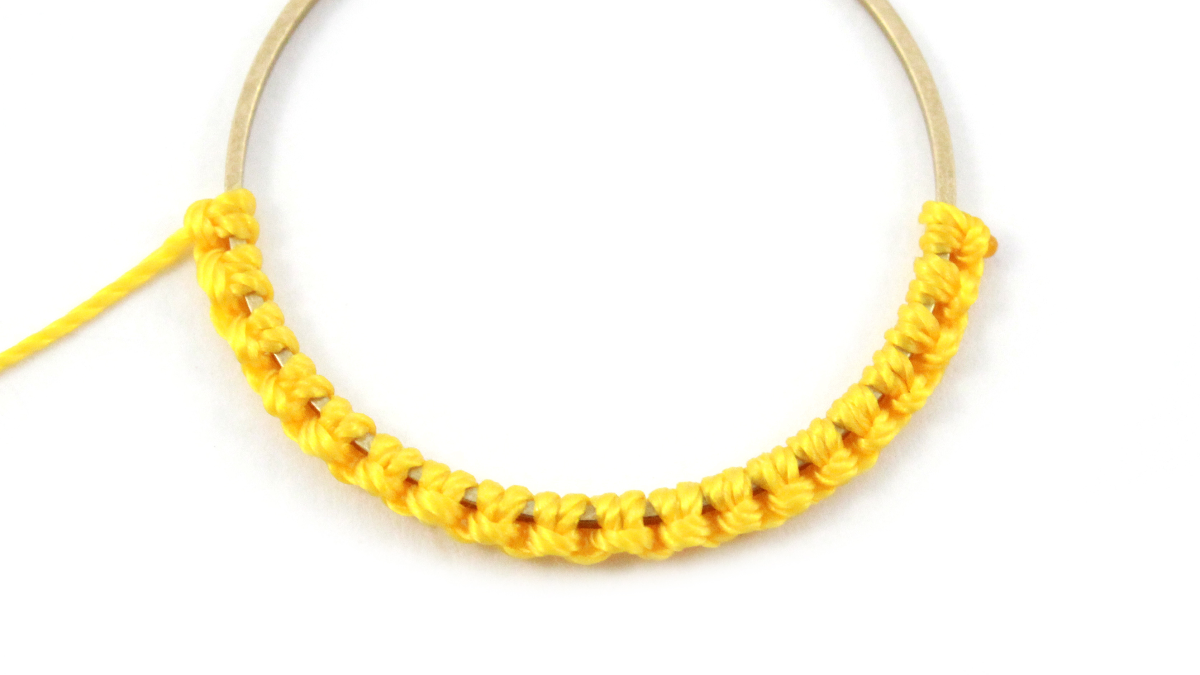 Orecchini in macramè misto e miyuki : Tappa 4 Orecchini in macramè misto e miyuki : Tappa 4