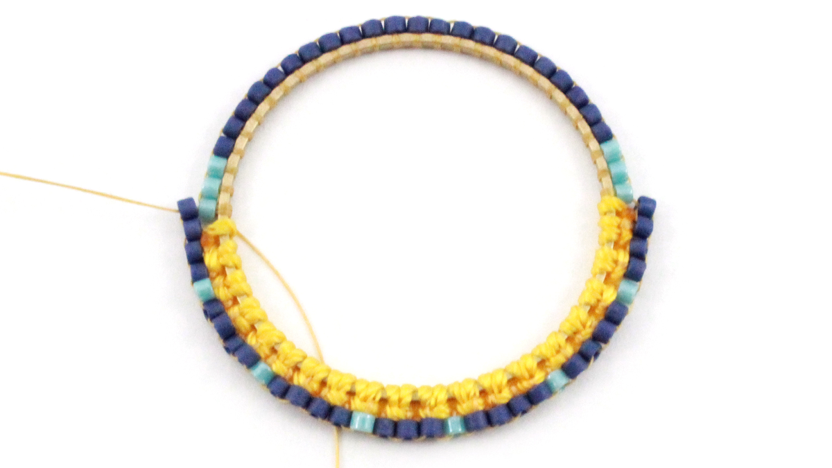 Orecchini in macramè misto e miyuki : Tappa 6 Orecchini in macramè misto e miyuki : Tappa 6