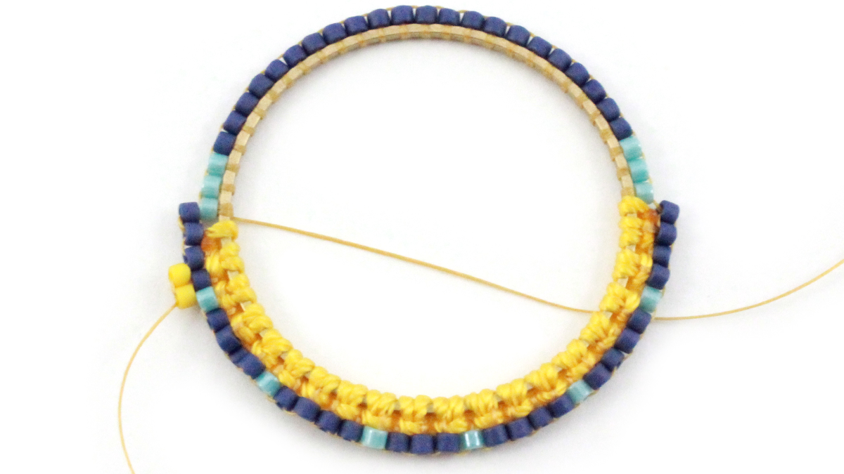 Orecchini in macramè misto e miyuki : Tappa 7 Orecchini in macramè misto e miyuki : Tappa 7