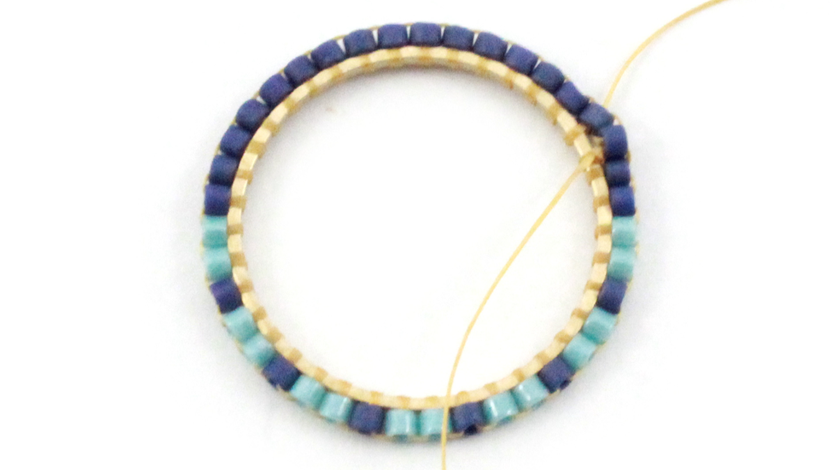 Orecchini in macramè misto e miyuki : Tappa 11 Orecchini in macramè misto e miyuki : Tappa 11