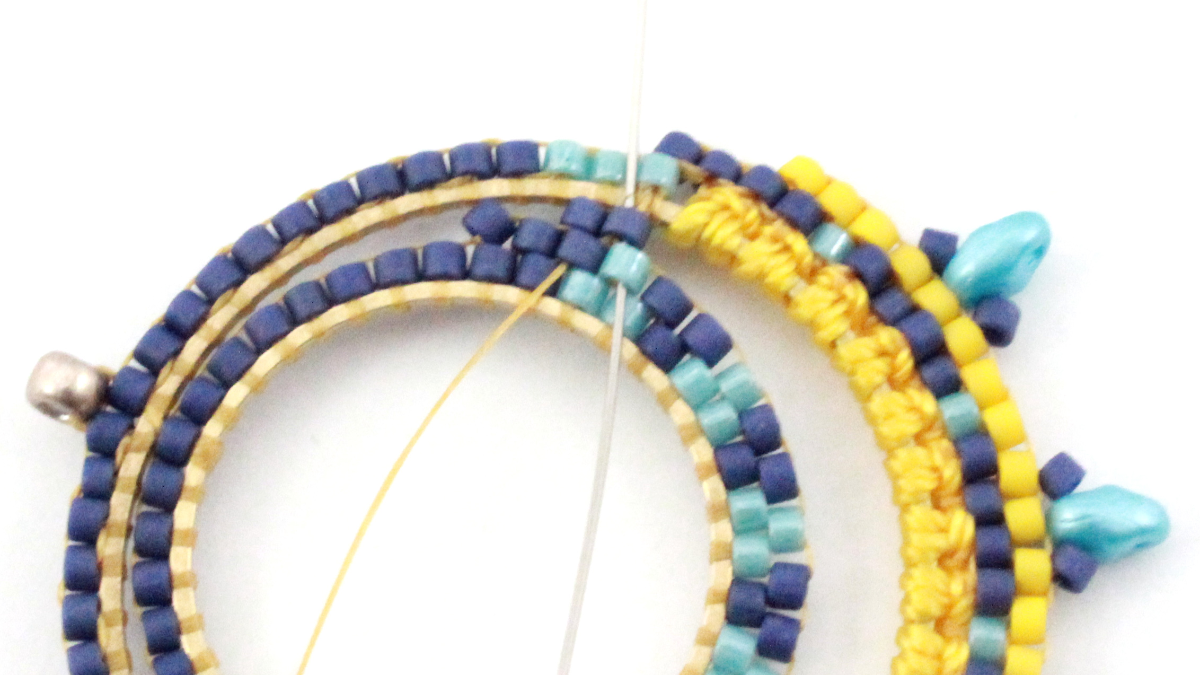 Orecchini in macramè misto e miyuki : Tappa 14 Orecchini in macramè misto e miyuki : Tappa 14