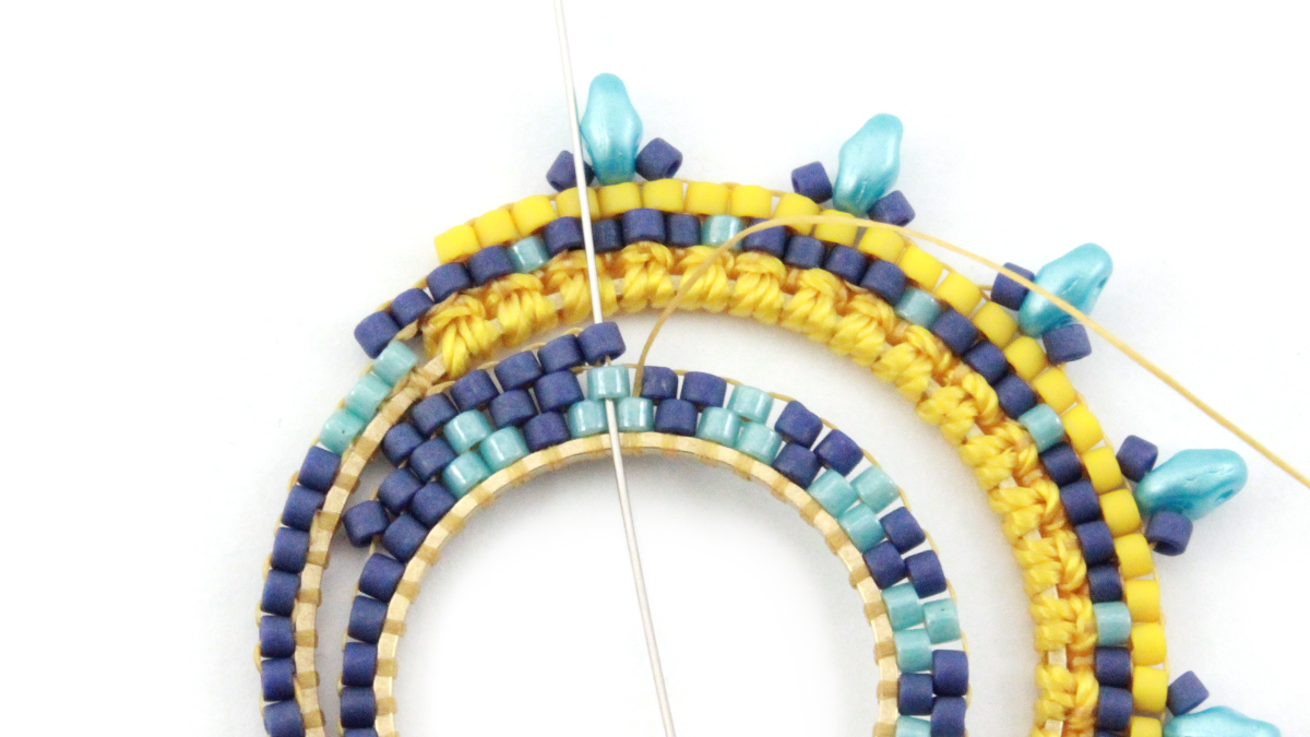 Orecchini in macramè misto e miyuki : Tappa 15 Orecchini in macramè misto e miyuki : Tappa 15