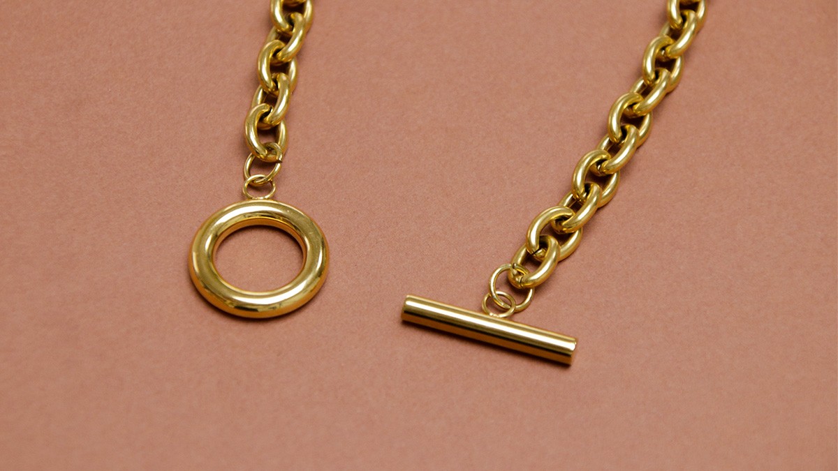 Bracciale in acciaio inossidabile placcato oro con chiusura a T : Tappa 1 Bracciale in acciaio inossidabile placcato oro con chiusura a T : Tappa 1