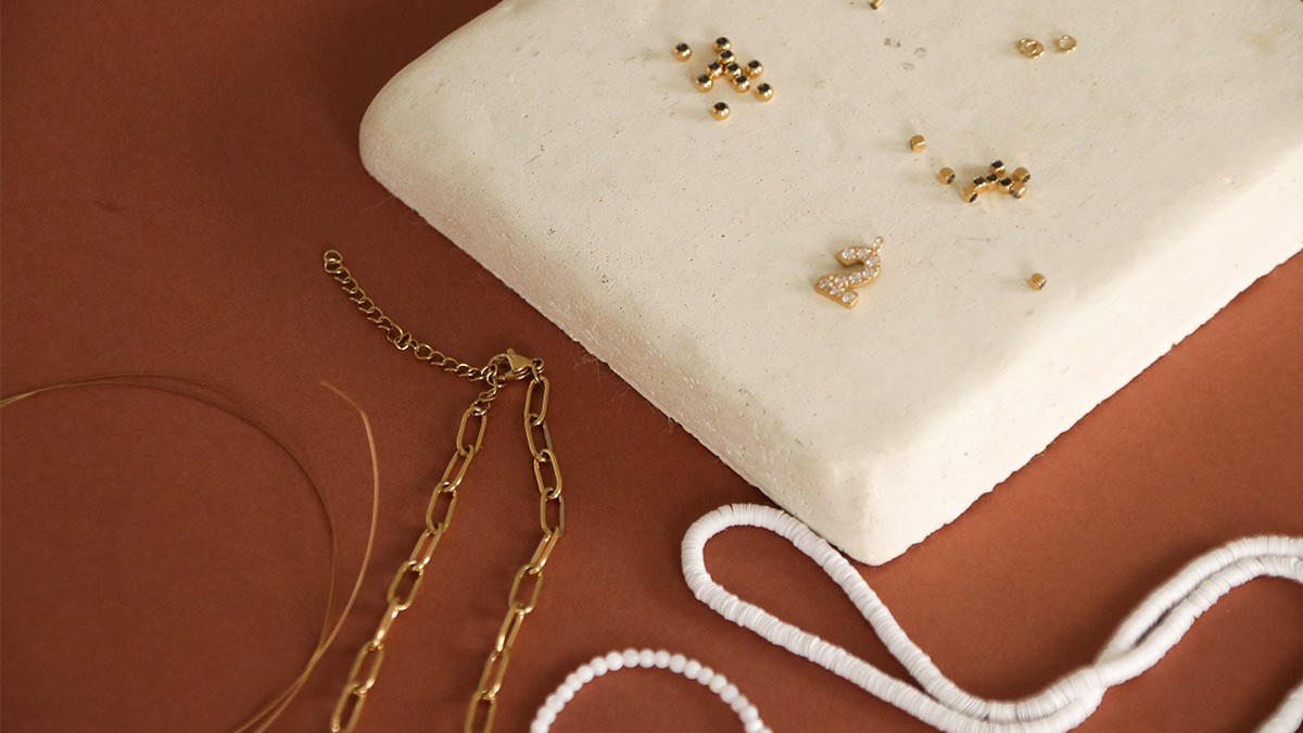 Cavigliera estiva in acciaio inossidabile e mini perline Heishi : Tappa 1