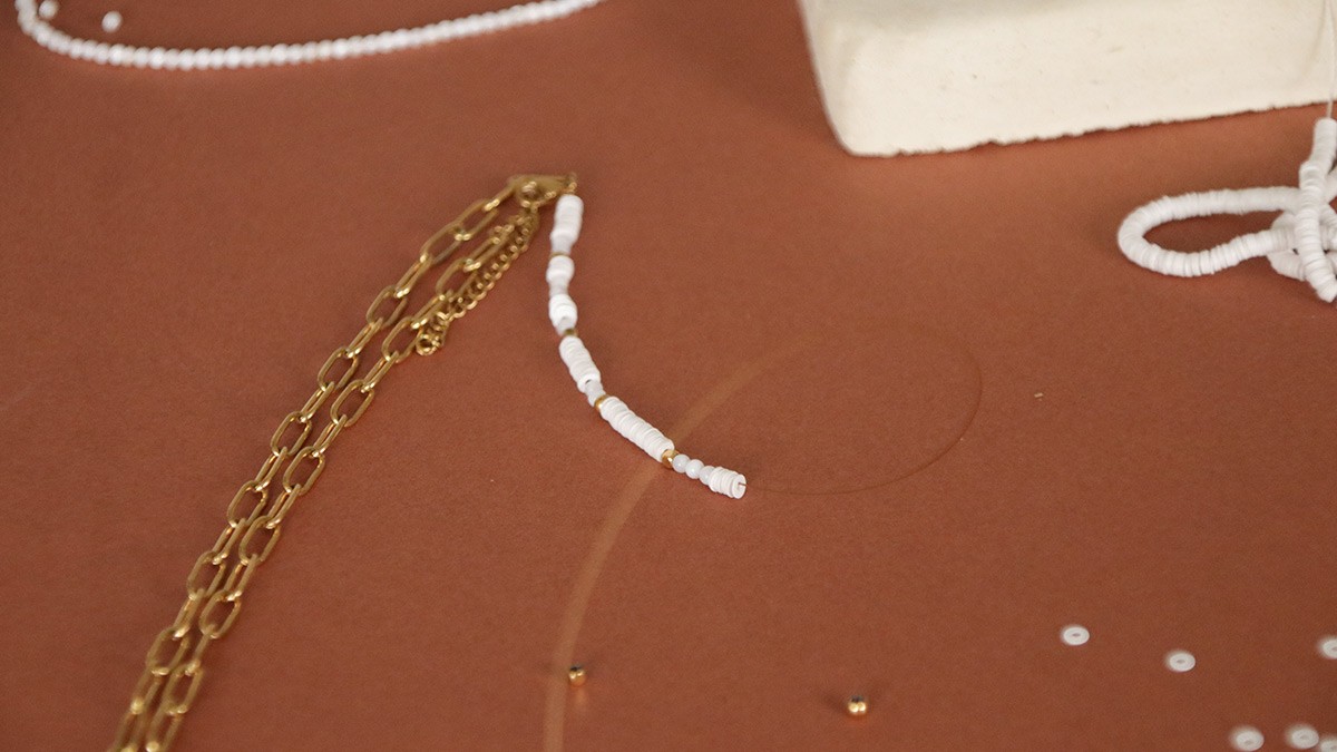 Cavigliera estiva in acciaio inossidabile e mini perline Heishi : Tappa 2