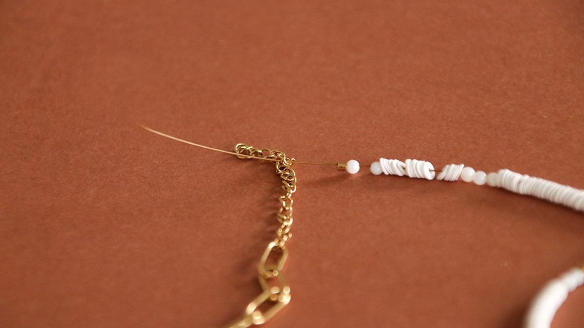 Cavigliera estiva in acciaio inossidabile e mini perline Heishi : Tappa 4