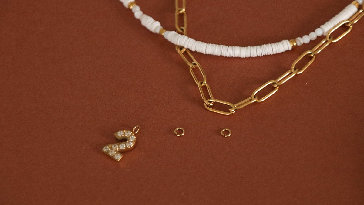 Cavigliera estiva in acciaio inossidabile e mini perline Heishi : Tappa 5