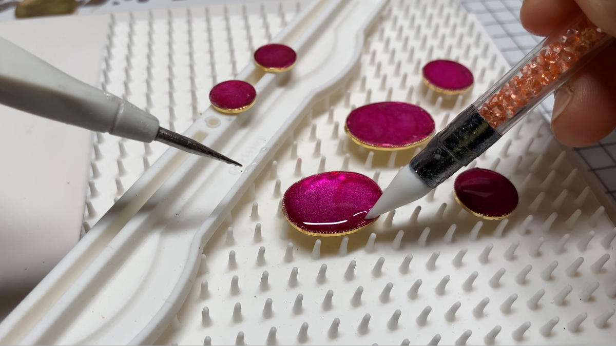 Orecchini pendenti in polimero, inchiostro e resina UV : Tappa 9 Orecchini pendenti in polimero, inchiostro e resina UV : Tappa 9