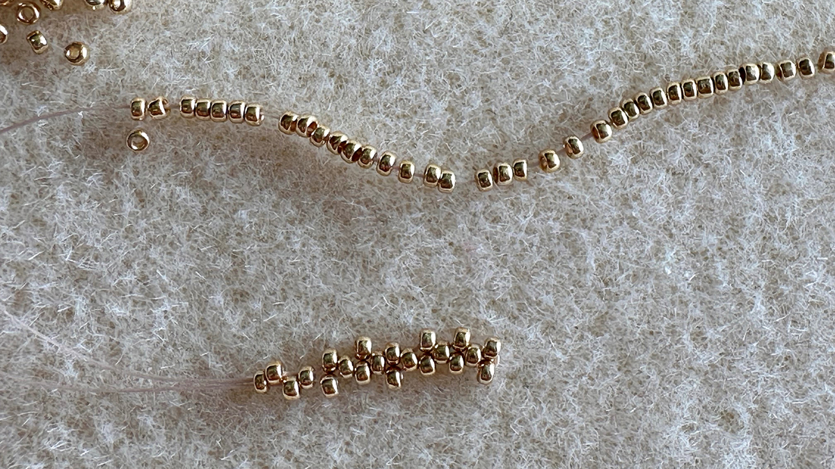 Orecchini pendenti Cellini con trama peyote piatta a effetto spirale : Tappa 2