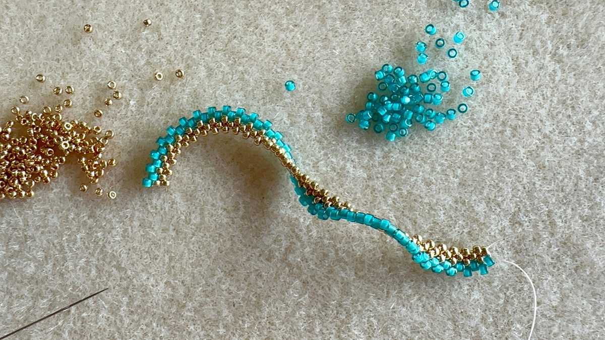 Orecchini pendenti Cellini con trama peyote piatta a effetto spirale : Tappa 3