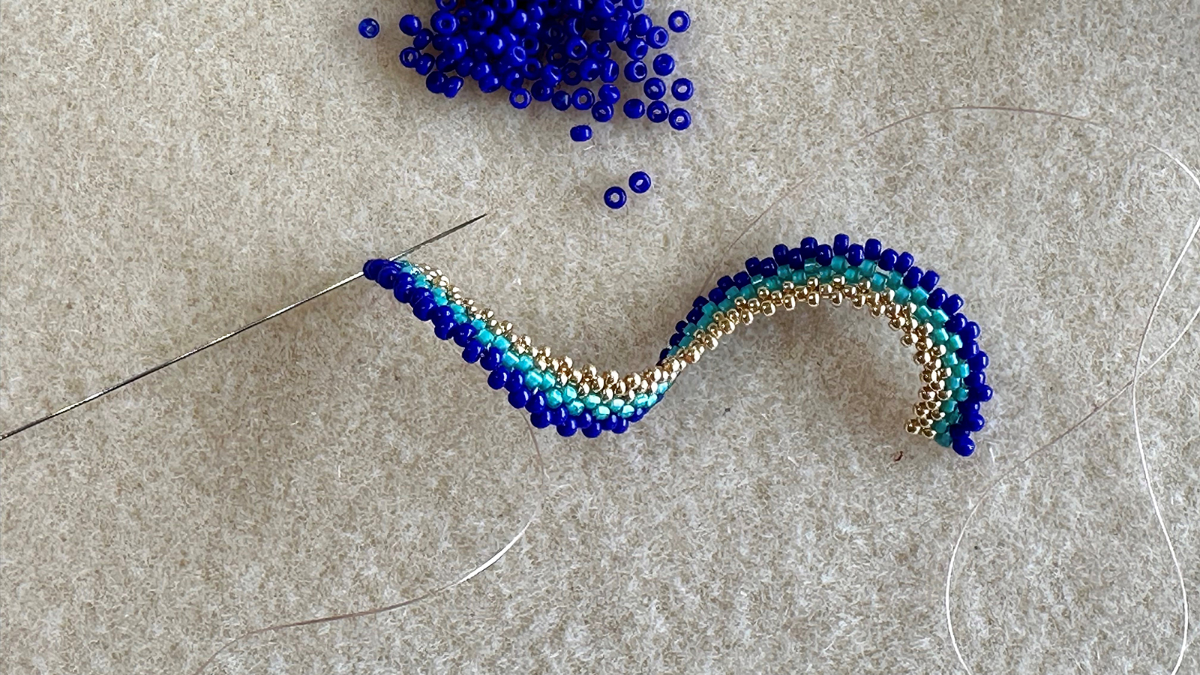 Orecchini pendenti Cellini con trama peyote piatta a effetto spirale : Tappa 4