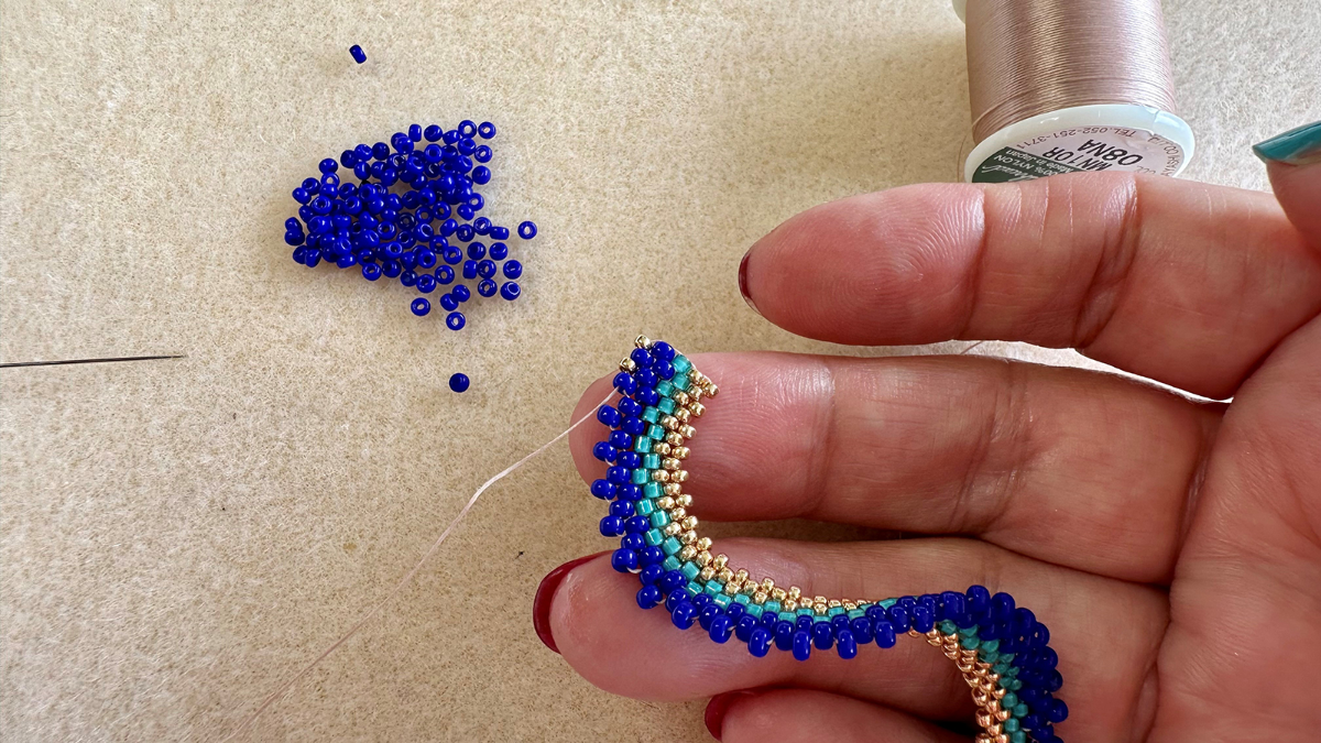 Orecchini pendenti Cellini con trama peyote piatta a effetto spirale : Tappa 5