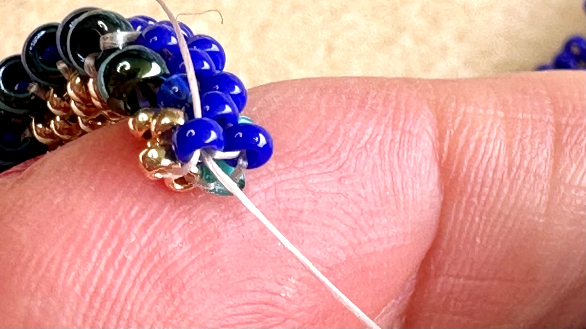 Orecchini pendenti Cellini con trama peyote piatta a effetto spirale : Tappa 9