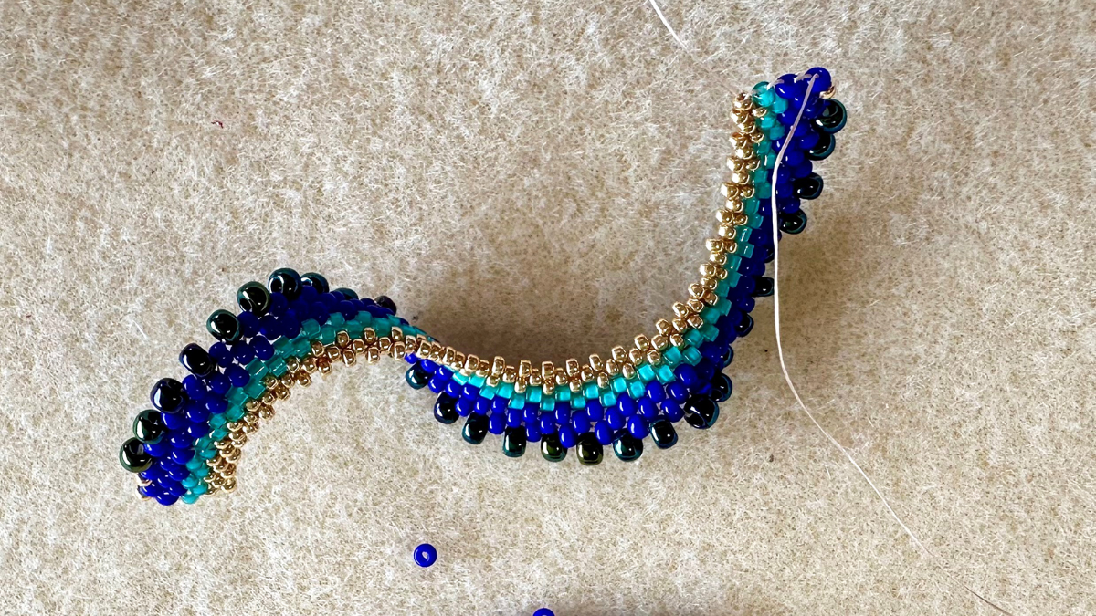 Orecchini pendenti Cellini con trama peyote piatta a effetto spirale : Tappa 6