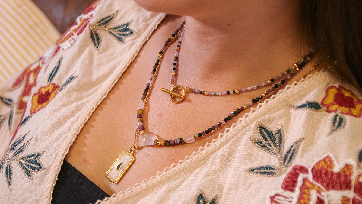 Schema Collana a più file con gemme di tormalina e pendente in resina