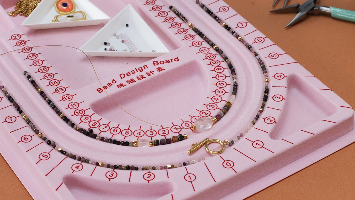 Collana a più file con gemme di tormalina e pendente in resina : Tappa 1