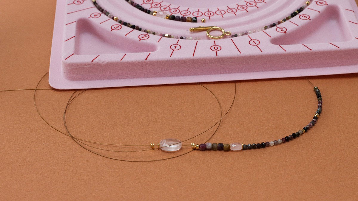 Collana a più file con gemme di tormalina e pendente in resina : Tappa 2