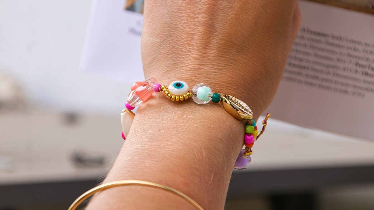 Schema Bracciale estivo con conchiglie di cowrie, perline e occhiello