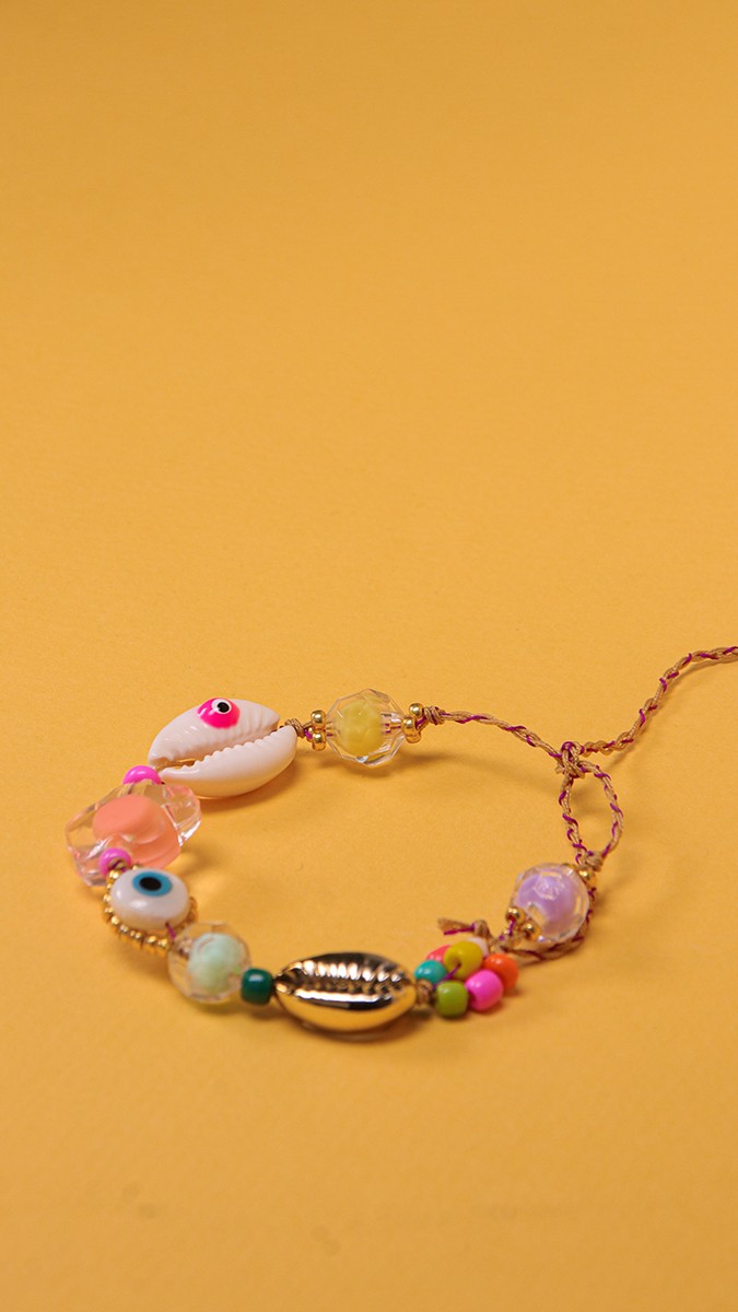 Schema Bracciale estivo con conchiglie di cowrie, perline e occhiello