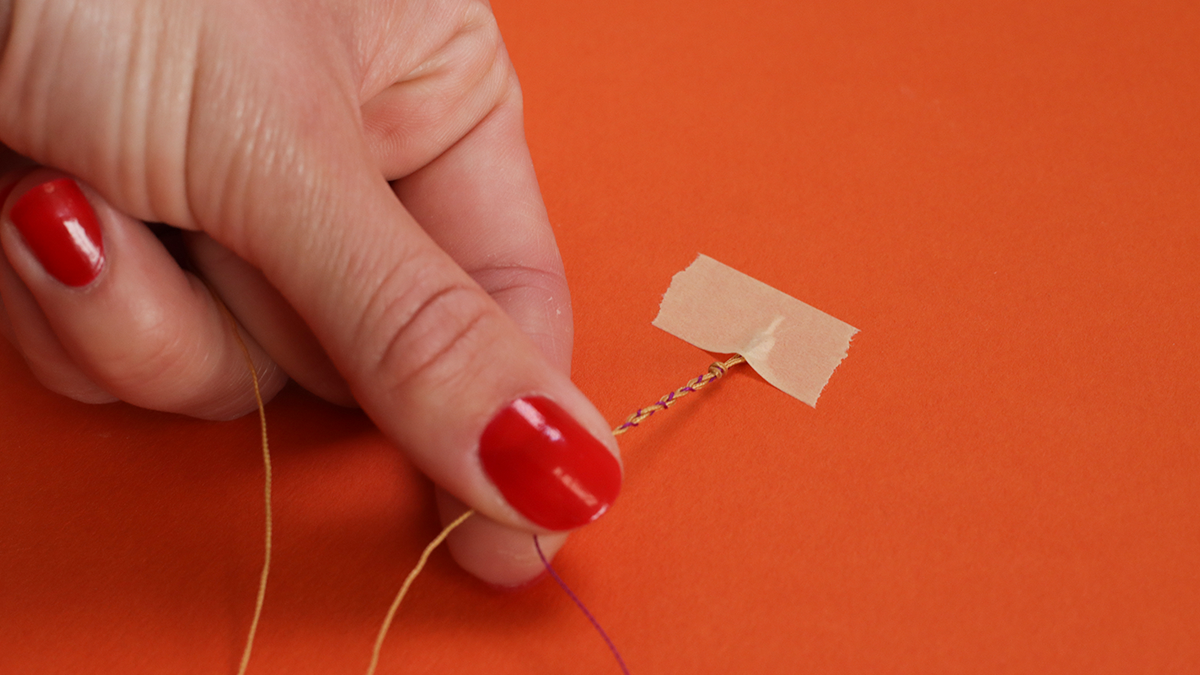 Bracciale estivo con conchiglie di cowrie, perline e occhiello : Tappa 1