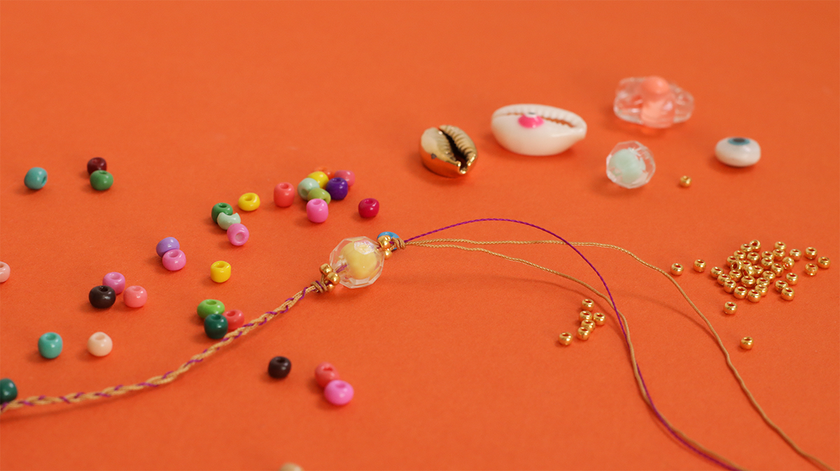 Bracciale estivo con conchiglie di cowrie, perline e occhiello : Tappa 2