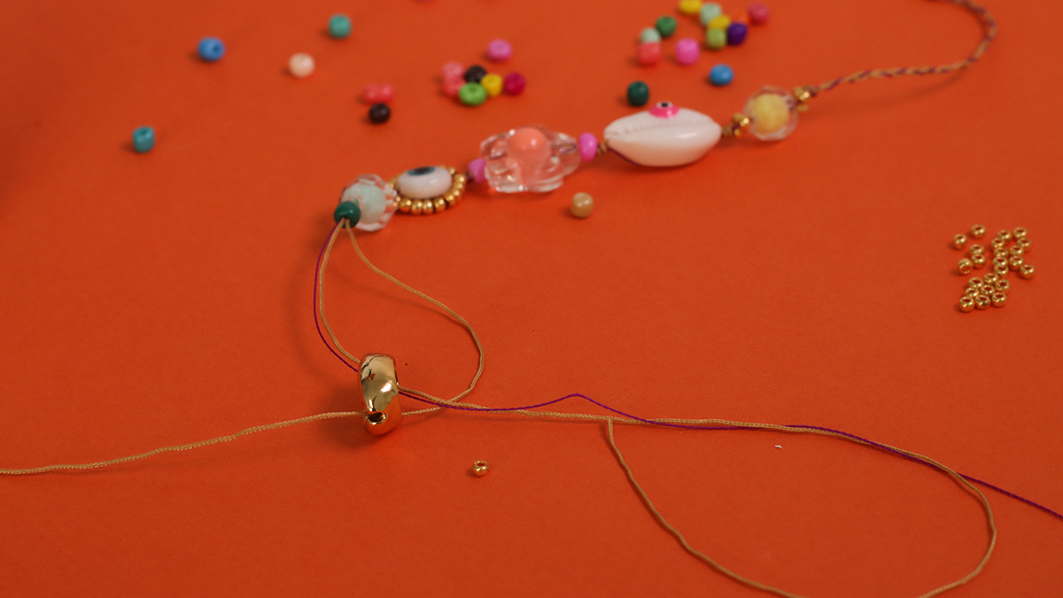 Bracciale estivo con conchiglie di cowrie, perline e occhiello : Tappa 4