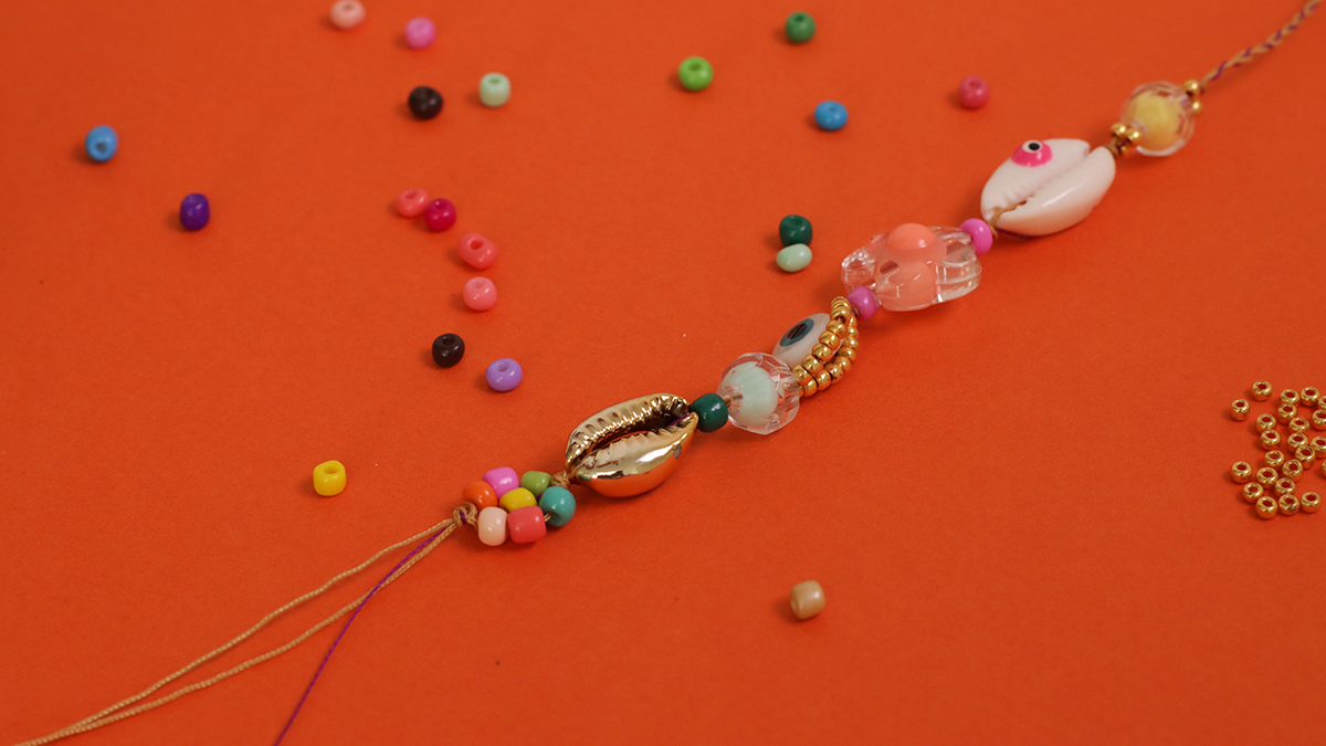 Bracciale estivo con conchiglie di cowrie, perline e occhiello : Tappa 5